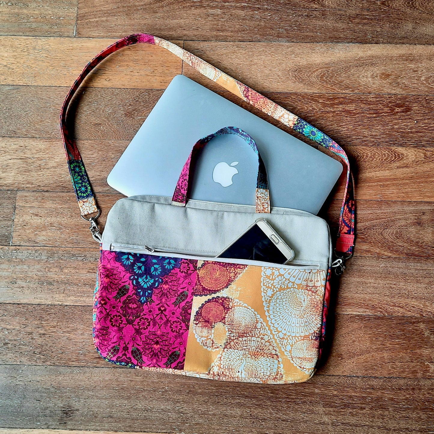 Laptop Bag Pattern/ 3 sizes, 11",13" and 15"/ with 6 pockets.